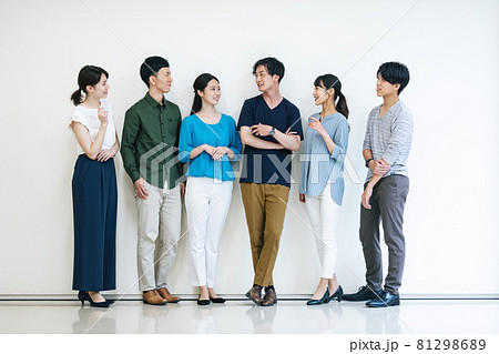 若い男女のポートレート 81298689