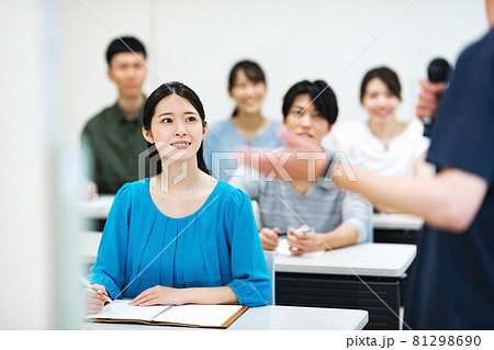 セミナーに参加する若い男女 セミナーに参加する若い男女 81298690