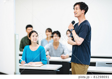 セミナーで話す講師 81298691