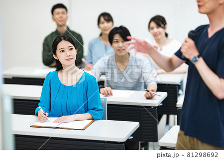セミナーに参加する若い男女 セミナーに参加する若い男女 81298692