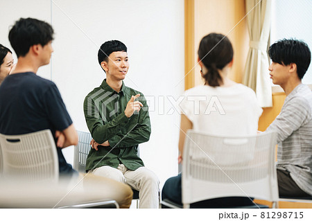 グループワークをする男女 81298715