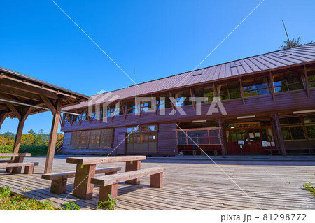 福島県の尾瀬沼東岸にある山小屋(尾瀬沼ヒュッテ)を眺める 81298772