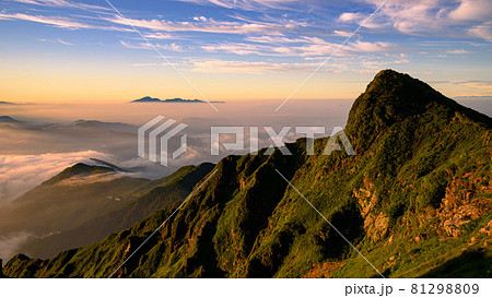 朝焼けと雲海に包まれる山々・谷川岳頂上展望 朝焼けと雲海に包まれる山々・谷川岳頂上展望 81298809
