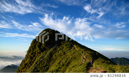 早朝・快晴の空と谷川岳トマの耳 81298816