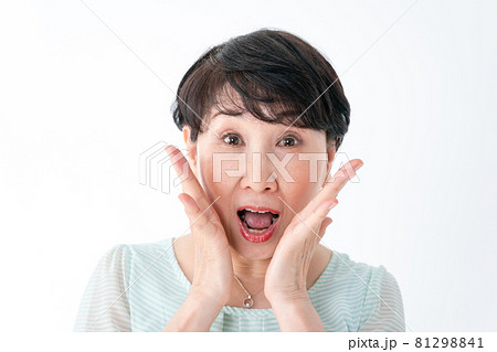 驚くシニア女性　びっくり 81298841