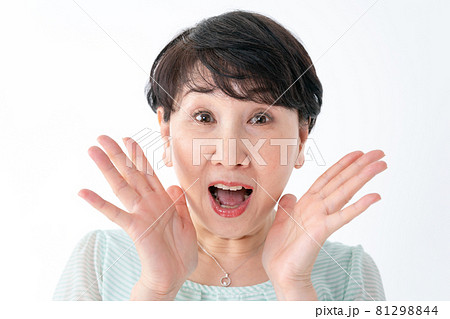 驚くシニア女性　びっくり 81298844