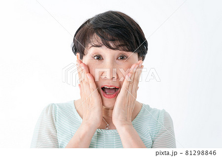 驚くシニア女性　びっくり 81298846