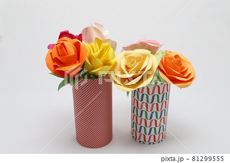 折り紙で作った手作りのバラの花を綺麗な花瓶に飾った様子 81299555