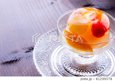 夏のおやつはフレッシュなフルーツが凝縮された冷たくて甘いジュエリーのようなゼリーが最適 81299578