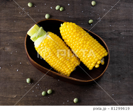 夏が旬のとうもろこし とりたてを茹でて塩を振って食す 夏が旬のとうもろこし とりたてを茹でて塩を振って食す 81299619