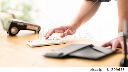 計算機　手元　男性 81299653