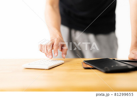 計算機　手元　男性 81299655