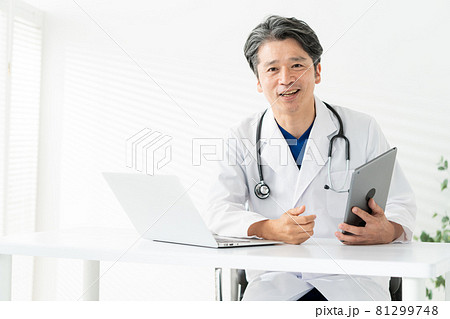 医師　ミドル　男性　白衣　スクラブ　診察 81299748