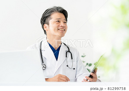 医師　ミドル　男性　白衣　スクラブ　診察 81299758
