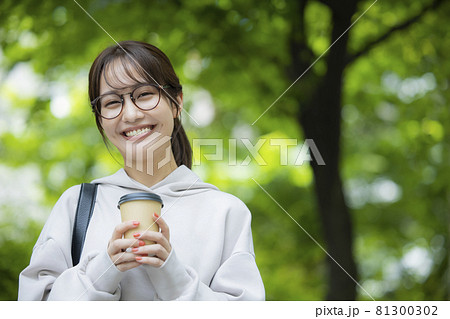 女性　屋外　コーヒー　 81300302