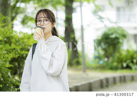 女性　屋外　コーヒー　 81300317