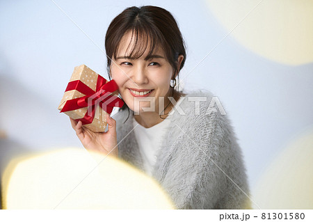 プレゼントを持つ女性 81301580