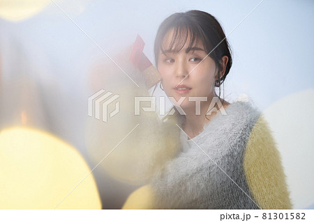 プレゼントを持つ女性 81301582