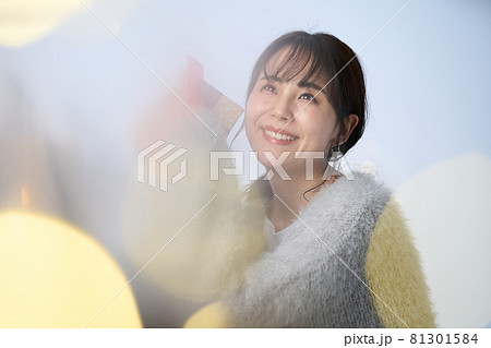 プレゼントを持つ女性 81301584