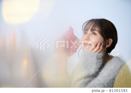 プレゼントを持つ女性 81301585