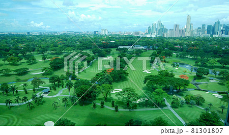 高い場所からみたフィリピンのゴルフコース 81301807