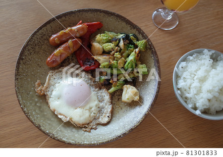 目玉焼きとソーセージのプレート 目玉焼きとソーセージのプレート 81301833
