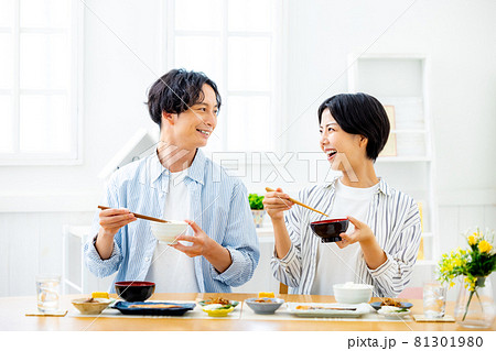 夫婦で食事をするイメージ 81301980