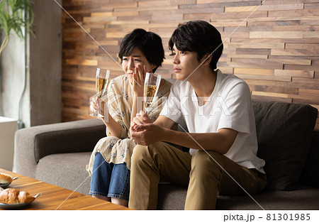 仲良くテレビを見るカップル 81301985