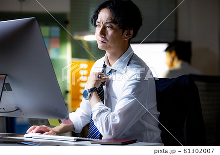 残業　男性　ビジネス 81302007