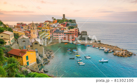 Tourists aTourists at shopping street in Asakusa  81302100