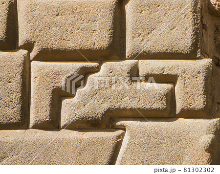 ペルー・クスコにあるインカ文明の建築技術の高さを示す石壁と14角の石 ペルー・クスコにあるインカ文明の建築技術の高さを示す石壁と14角の石 81302302