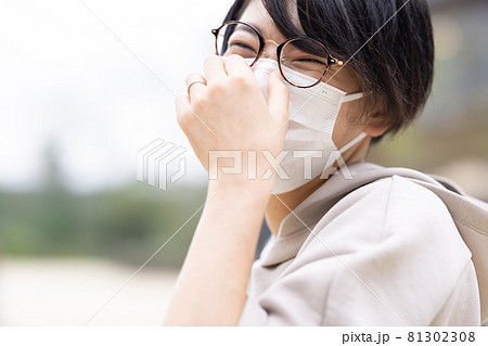 マスクをつけた若い女性 81302308