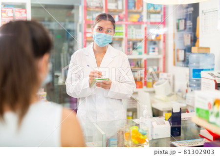 Pharmacist talking with client 81302903
