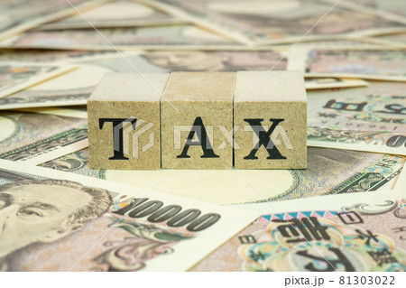 税金のコンセプト（たくさんの日本のお金とTAXの文字） 81303022