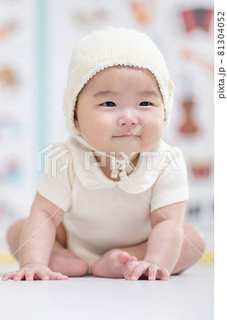 赤ちゃん 座る 育児 81304052