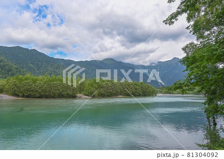 上高地の展望から見る大正池と北アルプスの山々 上高地の展望から見る大正池と北アルプスの山々 81304092