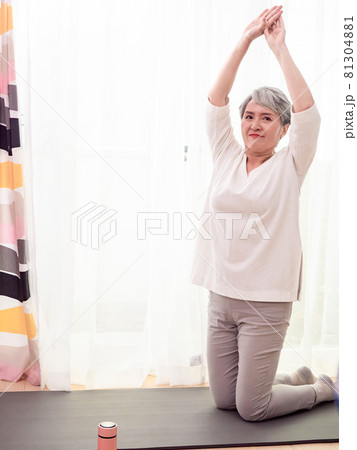 高齢者 年配 年寄り 81304881