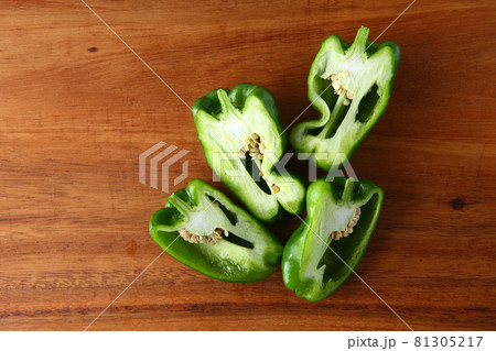 ピーマンの切り方　俯瞰撮影 81305217