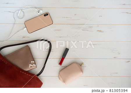 女性の赤いカバンの中身　 81305394