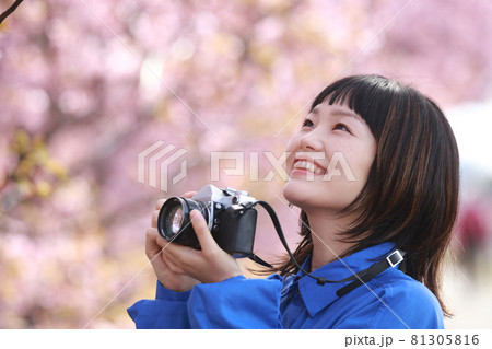写真を撮る女性 81305816