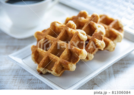 仕事中の休憩イメージ ベルギーワッフル 仕事中の休憩イメージ ベルギーワッフル 81306084