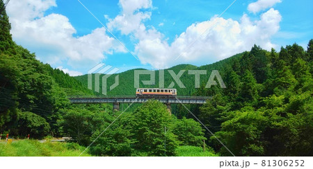 【広島県】秘境駅備後落合駅へ向かう単行列車　キハ芸備線 81306252