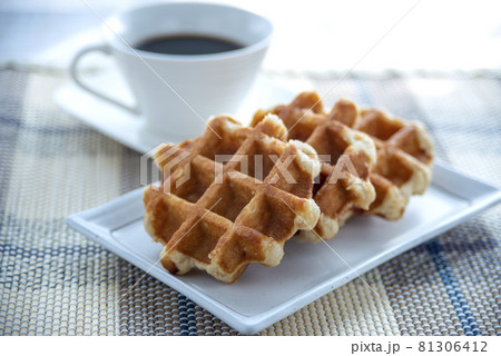 ベルギーワッフルとコーヒー ベルギーワッフルとコーヒー 81306412