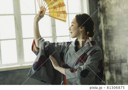 着物 和 踊り 日本舞踊イメージの写真素材