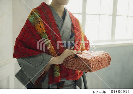 着物の女性　風呂敷 81306912