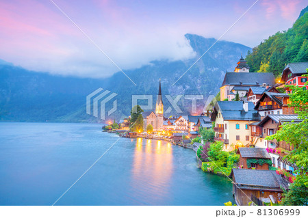 Scenic view of famous Hallstatt village in Austria 81306999
