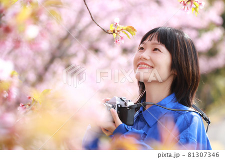 写真を撮る女性 写真を撮る女性 81307346