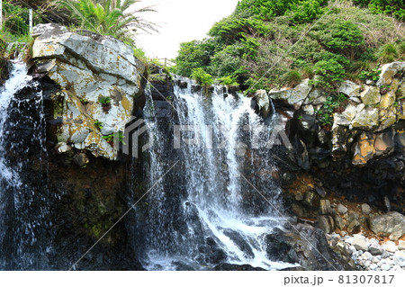 滝 海岸 洞窟 81307817