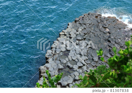 海岸 岩 石 81307838