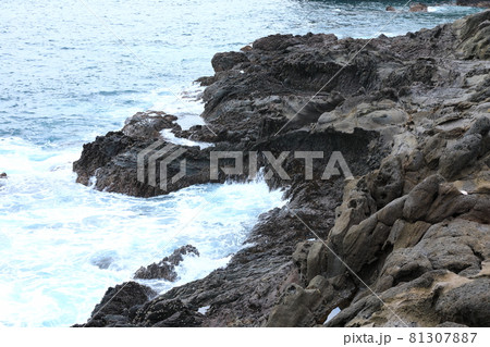 滝 海岸 洞窟 81307887